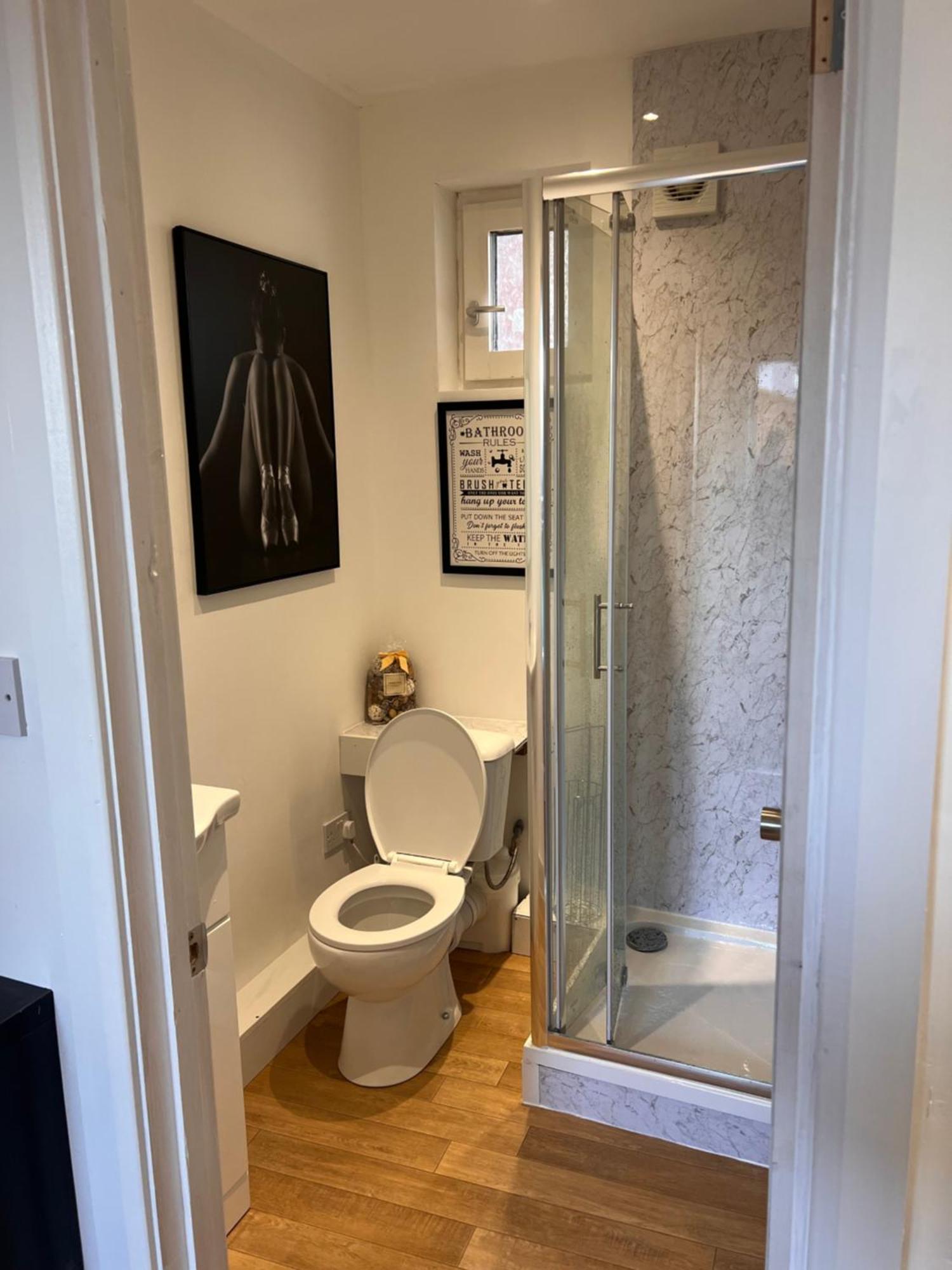 1 Bedroom & Bathroom Dorney Bagian luar foto