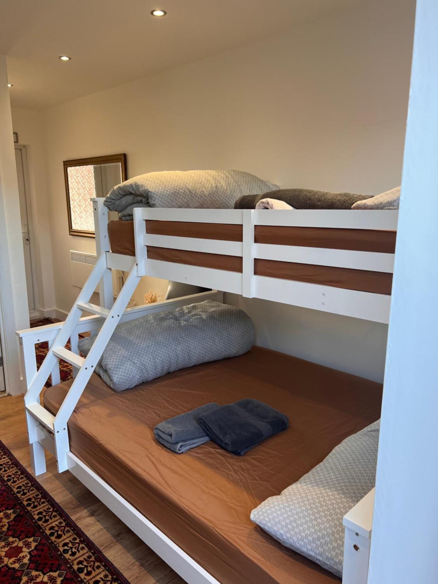 1 Bedroom & Bathroom Dorney Bagian luar foto